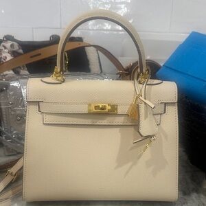Elegant Cream Kelly 25 Handbag NEW!